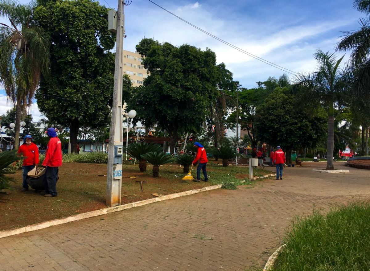 Prefeitura faz limpeza da Praça Dr. Anísio José Moreira e dá sequência em mais vias públicas