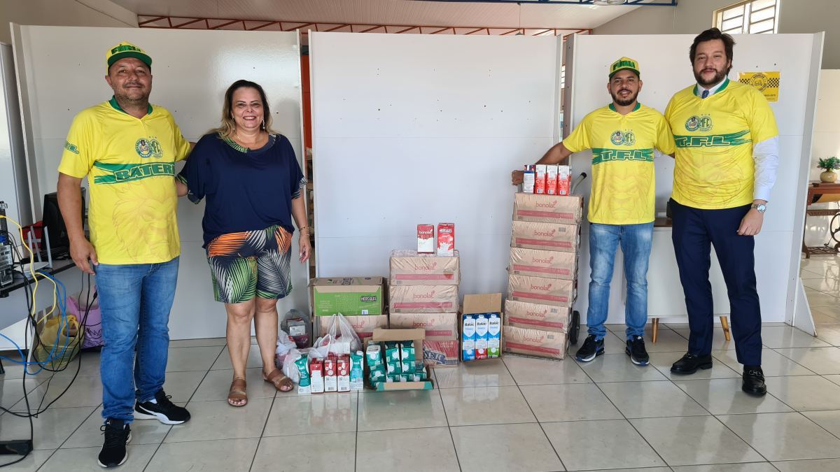 Fundo Social recebe doação de leite da torcida Fúria do Leão