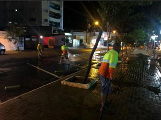 Após poda e corte de grama, Prefeitura faz lavagem da praça Dr. Anísio José Moreira