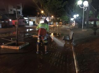 Após poda e corte de grama, Prefeitura faz lavagem da praça Dr. Anísio José Moreira