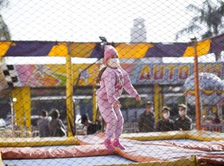 Crianças se divertem em dia de ingressos gratuitos no Parque de Diversões