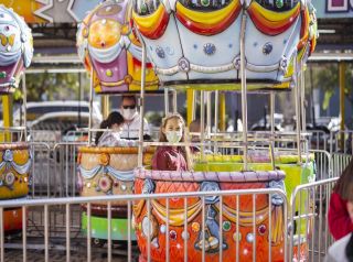 Crianças se divertem em dia de ingressos gratuitos no Parque de Diversões