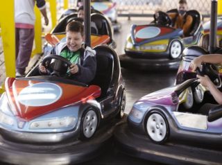 Crianças se divertem em dia de ingressos gratuitos no Parque de Diversões