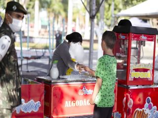 Crianças se divertem em dia de ingressos gratuitos no Parque de Diversões