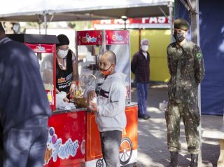 Crianças se divertem em dia de ingressos gratuitos no Parque de Diversões