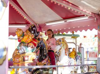 Crianças se divertem em dia de ingressos gratuitos no Parque de Diversões