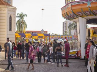 Crianças se divertem em dia de ingressos gratuitos no Parque de Diversões