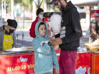 Crianças se divertem em dia de ingressos gratuitos no Parque de Diversões