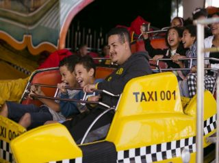 Crianças se divertem em dia de ingressos gratuitos no Parque de Diversões