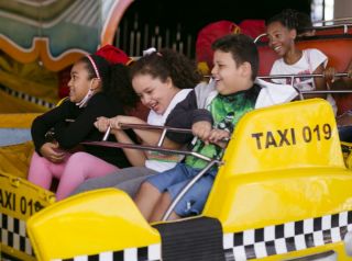 Crianças se divertem em dia de ingressos gratuitos no Parque de Diversões