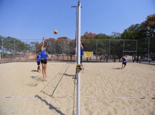 Prefeito e vice inauguram praça e campo de areia no Jardim Laguna