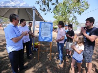 Prefeito e vice inauguram praça e campo de areia no Jardim Laguna