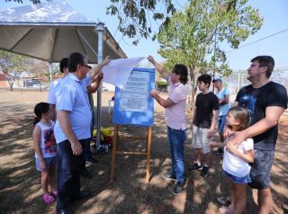 Prefeito e vice inauguram praça e campo de areia no Jardim Laguna