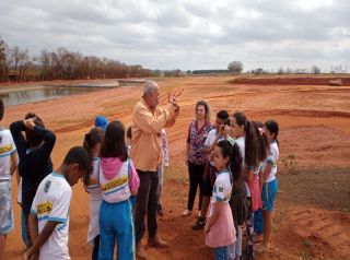 Alunos da Escola Municipal Lúcia Medina fazem visita ao aterro sanitário