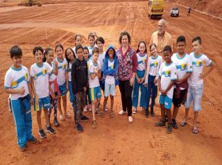 Alunos da Escola Municipal Lúcia Medina fazem visita ao aterro sanitário