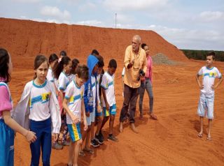 Alunos da Escola Municipal Lúcia Medina fazem visita ao aterro sanitário