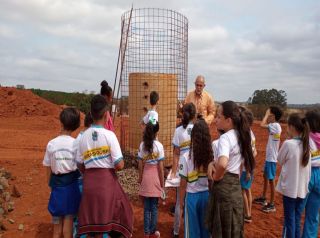 Alunos da Escola Municipal Lúcia Medina fazem visita ao aterro sanitário