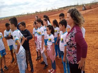 Alunos da Escola Municipal Lúcia Medina fazem visita ao aterro sanitário