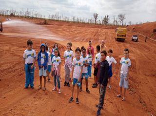 Alunos da Escola Municipal Lúcia Medina fazem visita ao aterro sanitário