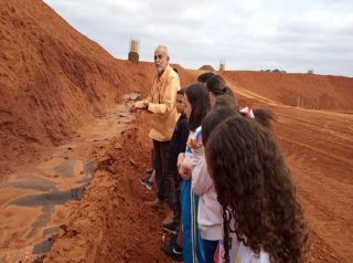 Alunos da Escola Municipal Lúcia Medina fazem visita ao aterro sanitário