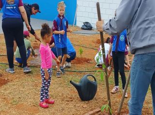 Iniciativa de arborização na creche do Parque das Flores reforça compromisso ambiental em Mirassol