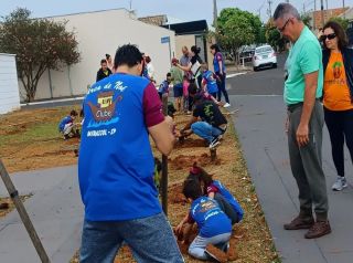 Iniciativa de arborização na creche do Parque das Flores reforça compromisso ambiental em Mirassol