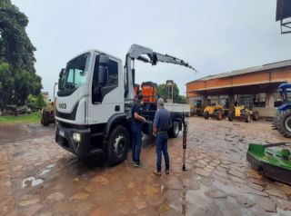 Prefeitura adquire Caminhão Munck para ajudar na produtividade dos serviços prestados no município