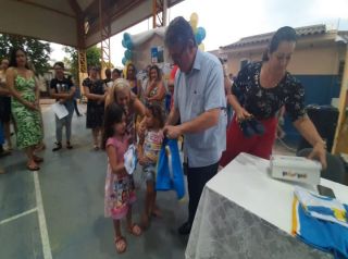 Prefeitura realiza entrega de uniformes e calçados para alunos da rede Municipal de Ensino