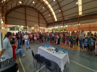 Prefeitura realiza entrega de uniformes e calçados para alunos da rede Municipal de Ensino