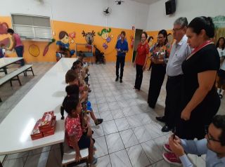 Prefeitura celebra a Páscoa com entrega de chocolates aos alunos das Escolas Municipais