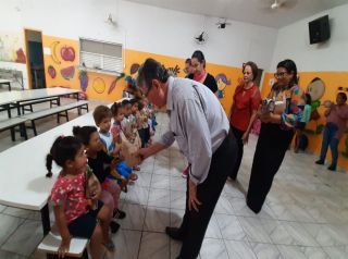 Prefeitura celebra a Páscoa com entrega de chocolates aos alunos das Escolas Municipais