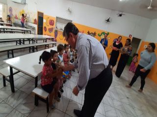 Prefeitura celebra a Páscoa com entrega de chocolates aos alunos das Escolas Municipais