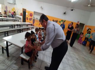 Prefeitura celebra a Páscoa com entrega de chocolates aos alunos das Escolas Municipais