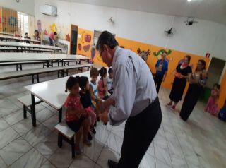 Prefeitura celebra a Páscoa com entrega de chocolates aos alunos das Escolas Municipais