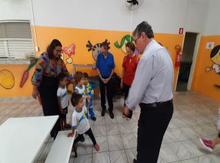 Prefeitura celebra a Páscoa com entrega de chocolates aos alunos das Escolas Municipais