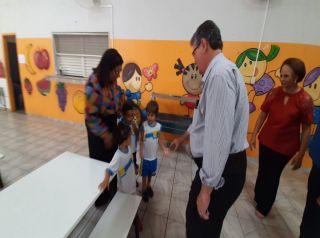 Prefeitura celebra a Páscoa com entrega de chocolates aos alunos das Escolas Municipais